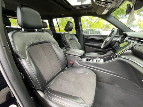 Used 2025 Jeep Grand Cherokee Altitude RWD image 31