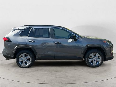Used 2022 Toyota RAV4 LE AWD/4WD image 4