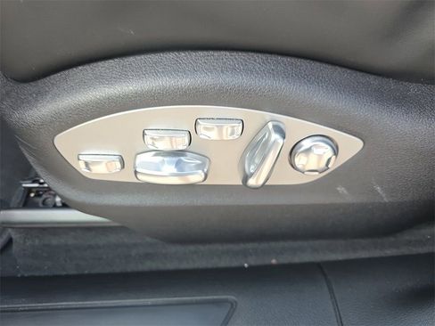 Certified 2025 Porsche Macan Base image 28