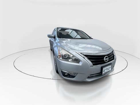 Used 2015 Nissan Altima 2.5 SV image 2