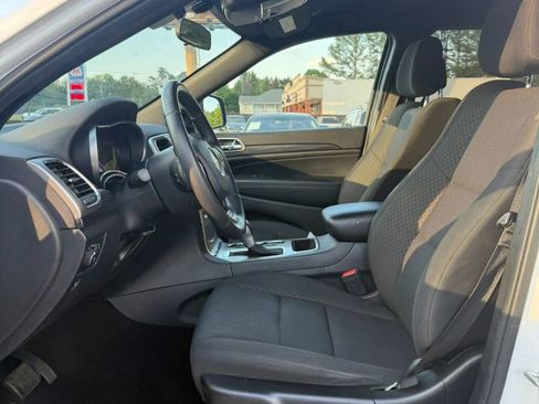 Used 2019 Jeep Grand Cherokee Laredo RWD image 10