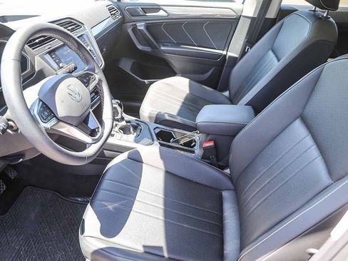 Used 2022 Volkswagen Tiguan SE FWD image 5