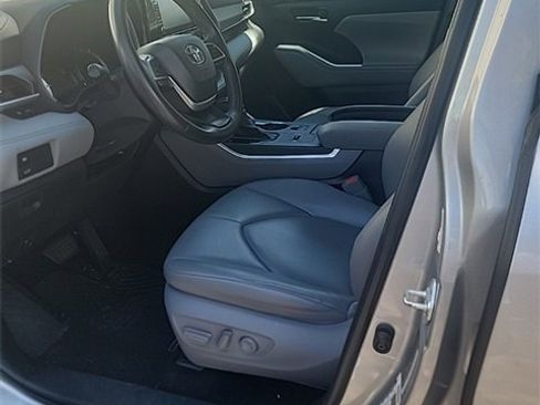 Used 2022 Toyota Highlander XLE image 2