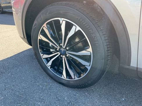 Used 2022 Ford Escape SE w/ SE Sport Appearance Package image 9