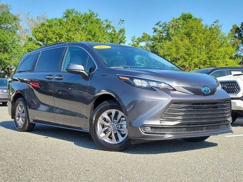 Used 2025 Toyota Sienna XLE image 36