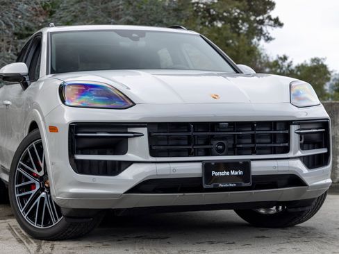 Certified 2025 Porsche Cayenne GTS image 9