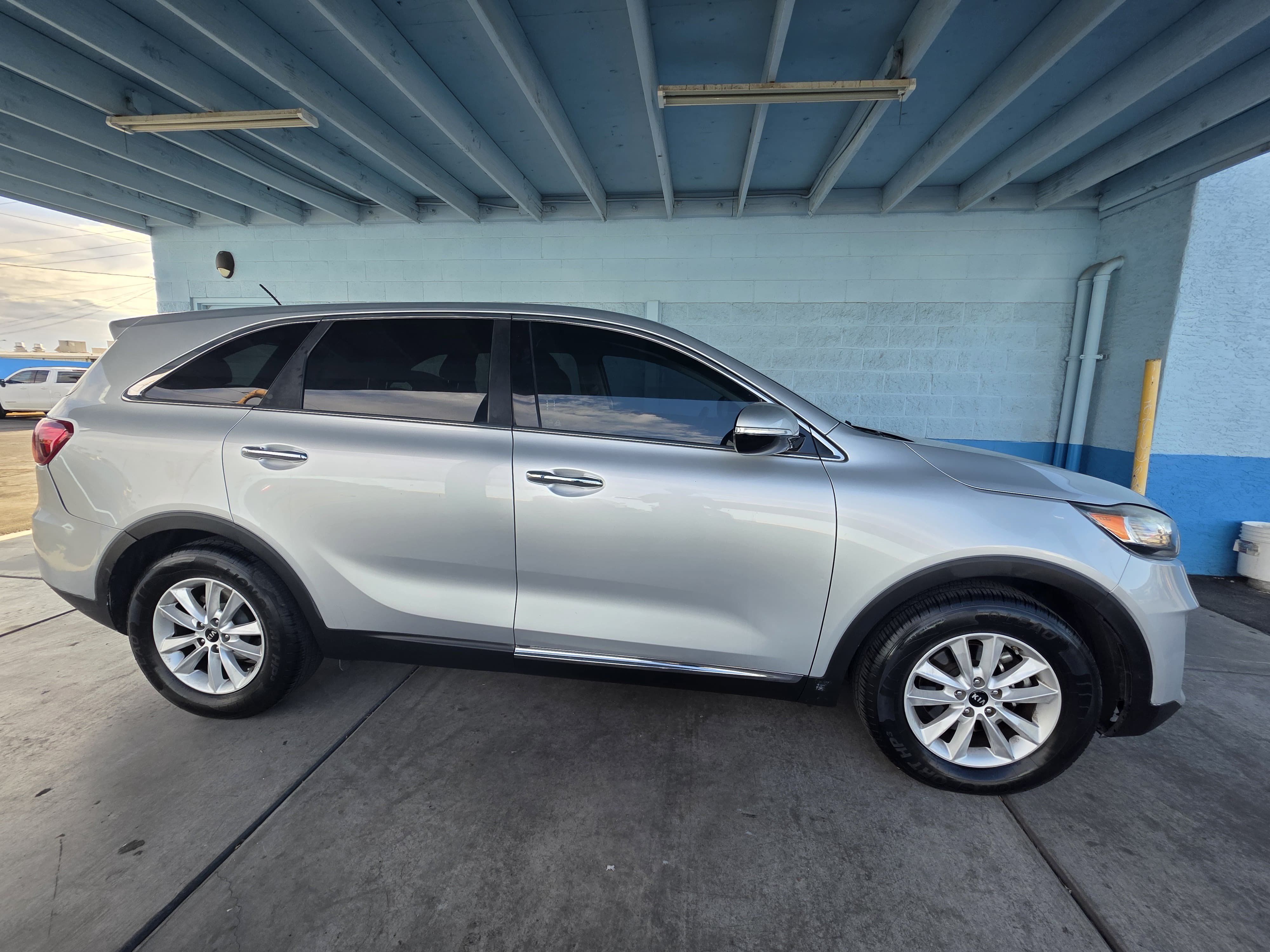Used 2019 Kia Sorento FWD V6 image 2