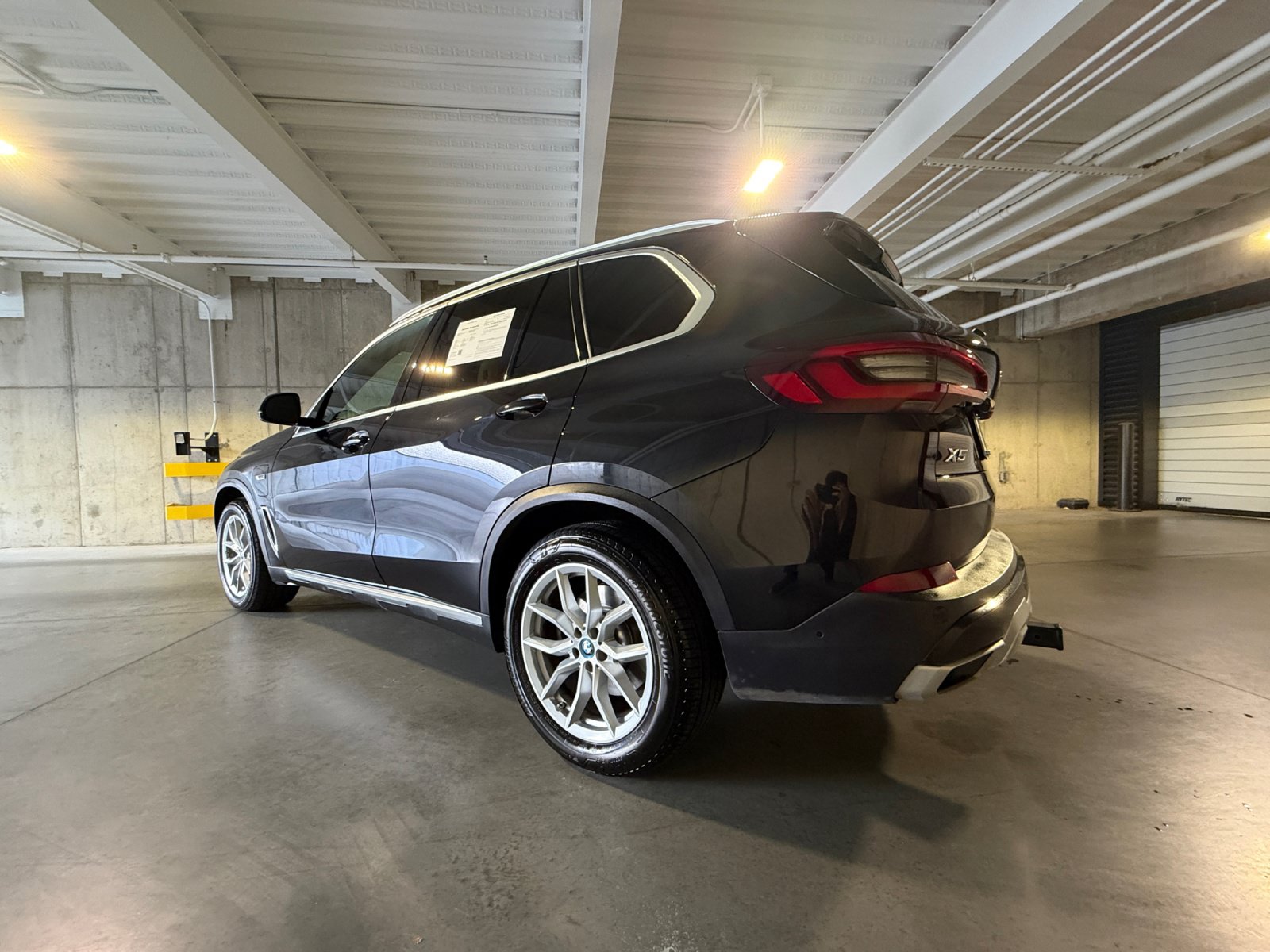 Used 2022 BMW X5 xDrive45e w/ Premium Package AWD/4WD image 3