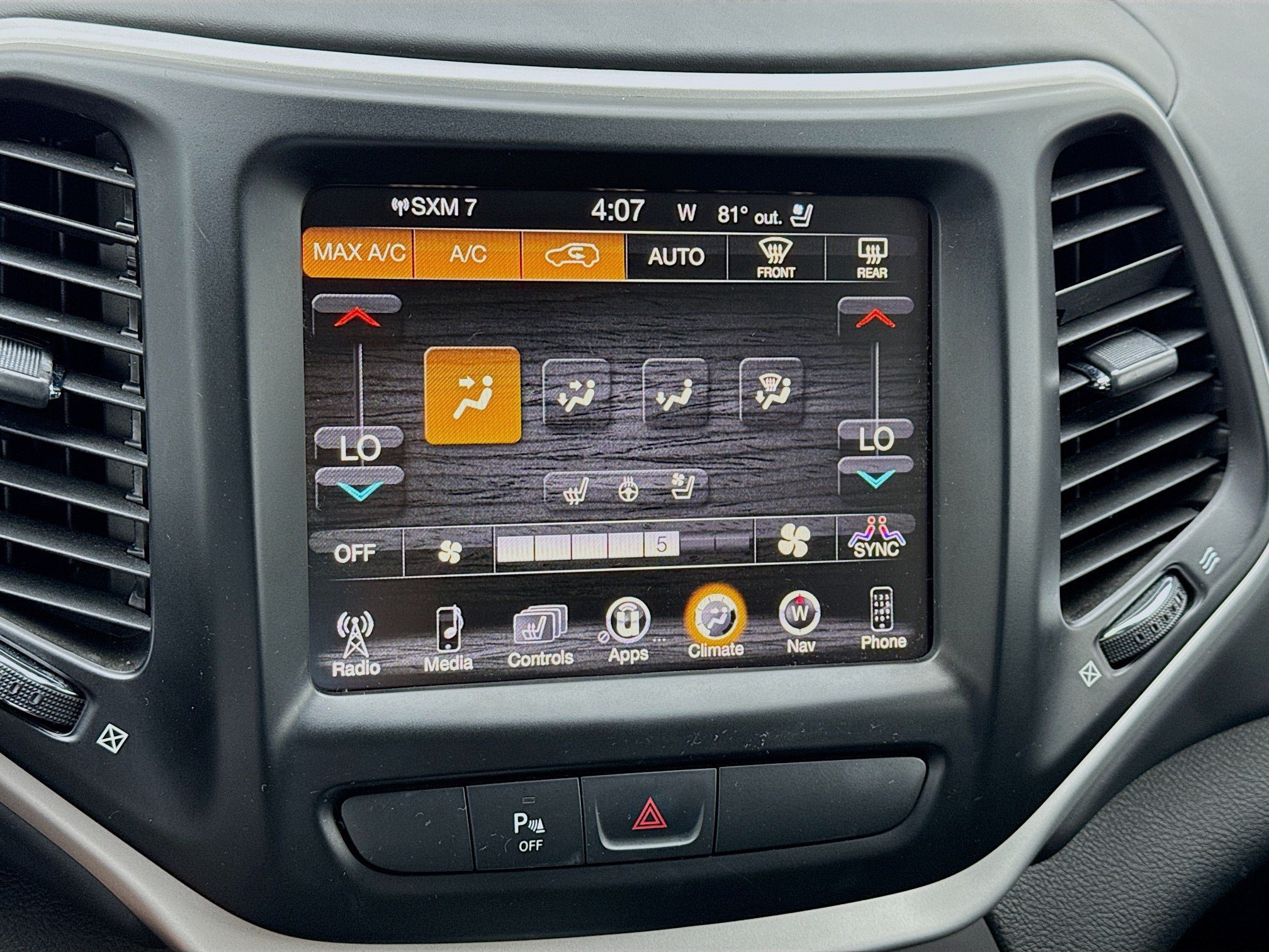 Used 2017 Jeep Cherokee Overland AWD/4WD image 12