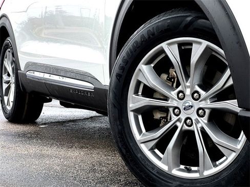 Used 2022 Ford Explorer XLT w/ Equipment Group 202A image 2
