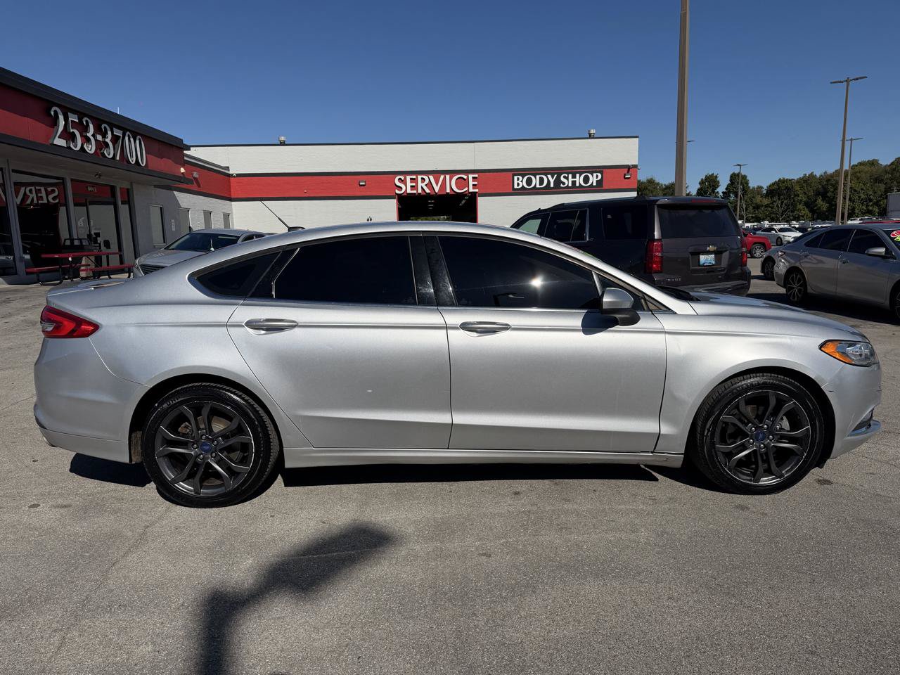 Used 2018 Ford Fusion SE w/ Equipment Group 201A FWD image 2
