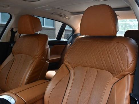 Used 2018 BMW 750i image 23