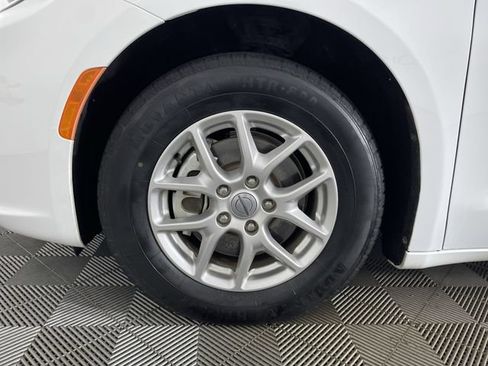 Used 2024 Chrysler Pacifica Touring-L FWD image 16