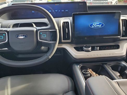 Used 2025 Ford Expedition Active image 8