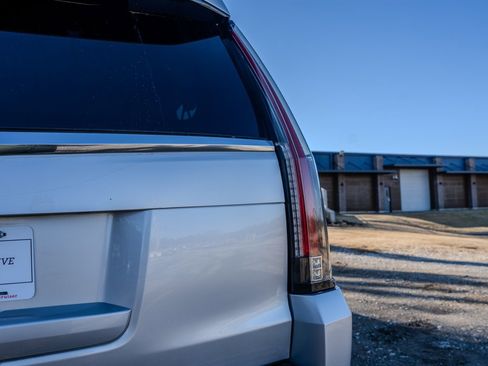 Used 2020 Cadillac Escalade ESV Premium Luxury image 11