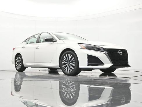Certified 2025 Nissan Altima 2.5 SV FWD image 37