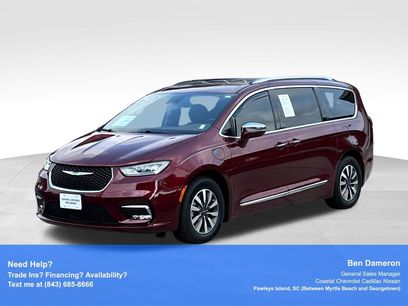 Used 2021 Chrysler Pacifica Limited w/ Uconnect Theater Family Group