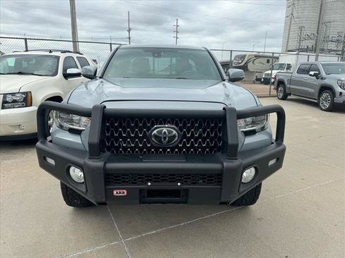 Used 2018 Toyota Tacoma TRD Sport image 2
