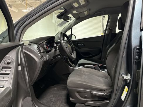 Used 2021 Chevrolet Trax LS FWD image 19