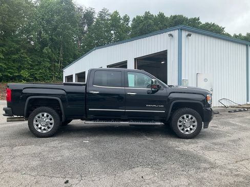 Used 2018 GMC Sierra 2500 Denali w/ Duramax Plus Package AWD/4WD image 4