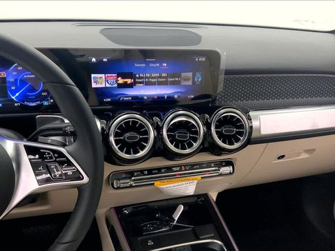 Used 2024 Mercedes-Benz EQB 300 4MATIC image 6
