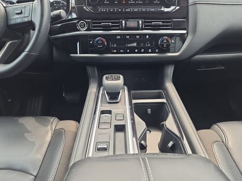 Used 2024 Nissan Pathfinder SL w/ SL Premium Package FWD image 3