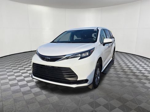 Used 2026 Toyota Sienna LE image 3