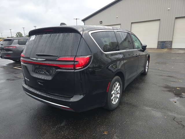 Used 2026 Chrysler Pacifica Select FWD image 5