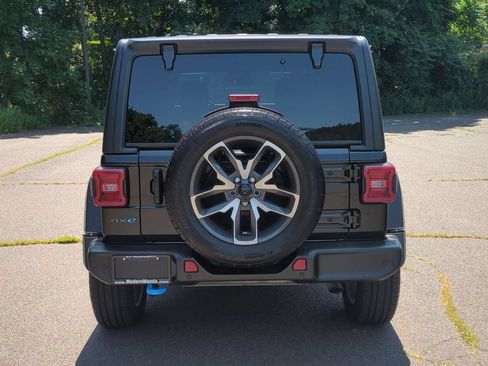 Used 2024 Jeep Wrangler Unlimited w/ Convenience Group AWD/4WD image 5