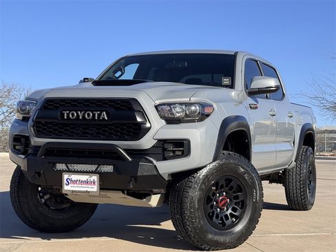 Used 2017 Toyota Tacoma TRD Pro image 2