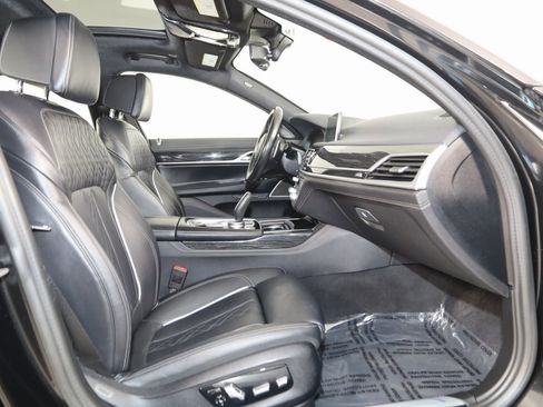 Used 2022 BMW 750i xDrive w/ M Sport Package image 13