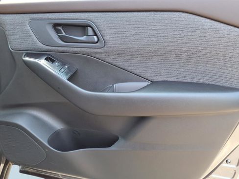 Used 2023 Nissan Rogue S image 7