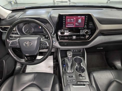 Used 2021 Toyota Highlander XLE AWD/4WD image 18