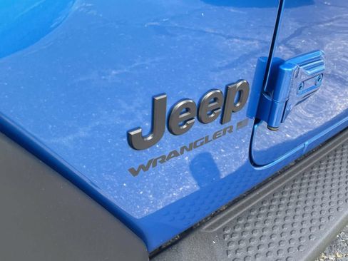 Used 2025 Jeep Wrangler Sport AWD/4WD image 15