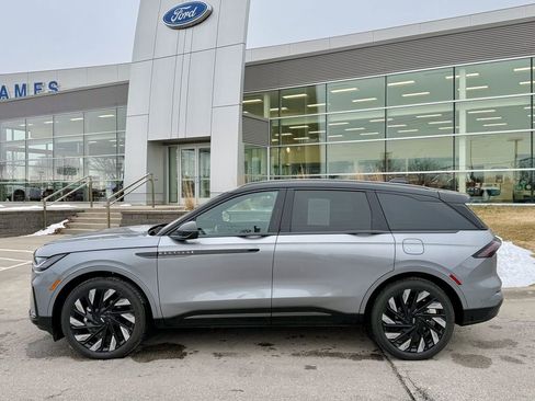 Used 2024 Lincoln Nautilus Reserve w/ Jet Appearance Package (87T) image 3