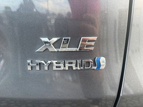 Used 2022 Toyota RAV4 XLE Premium image 11