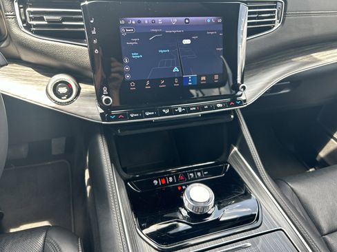 Used 2024 Jeep Wagoneer L Series II image 16