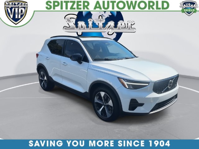 Used 2024 Volvo XC40 B5 Core AWD/4WD image 3