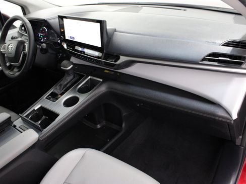 Used 2026 Toyota Sienna XLE FWD image 38