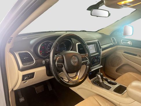 Used 2019 Jeep Grand Cherokee Laredo RWD image 9