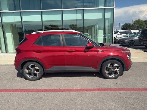 Used 2023 Hyundai Venue Limited FWD image 2