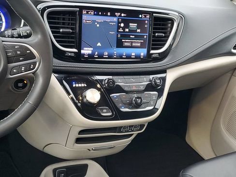 Used 2024 Chrysler Pacifica Limited FWD image 14