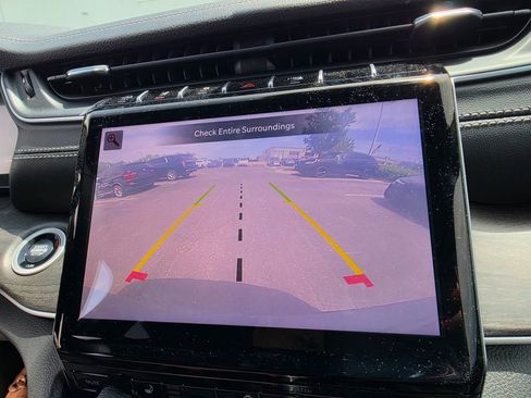 Used 2025 Jeep Grand Cherokee Limited AWD/4WD image 18