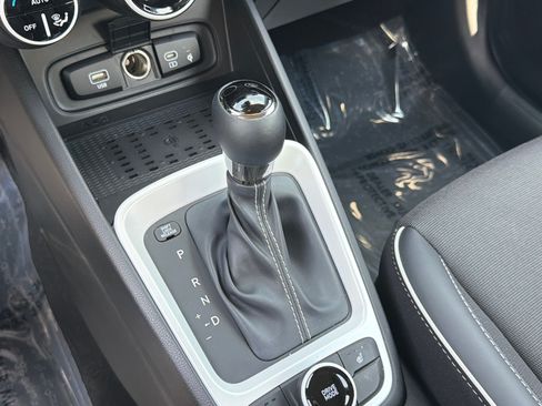 Certified 2025 Hyundai Venue Limited FWD image 32