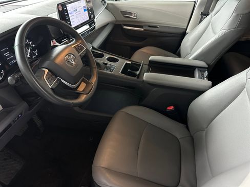 Used 2024 Toyota Sienna XLE image 9