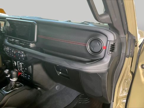 Used 2025 Jeep Gladiator Rubicon w/ Convenience Group AWD/4WD image 19