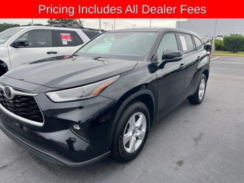Used 2023 Toyota Highlander LE FWD image 1