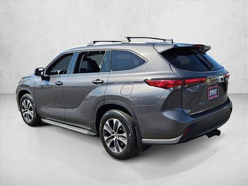 Used 2022 Toyota Highlander XLE FWD image 8