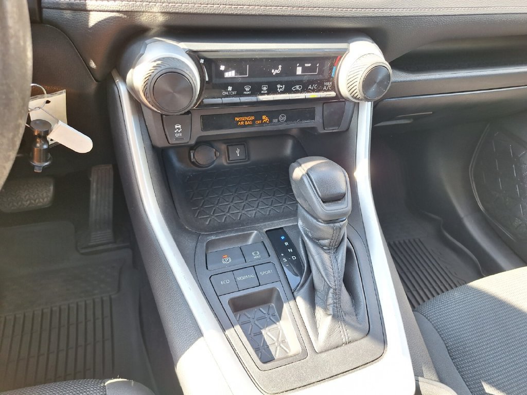 Used 2021 Toyota RAV4 LE FWD image 13