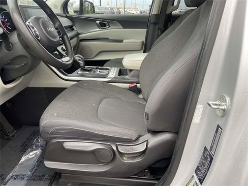 Used 2023 Kia Carnival LX image 9